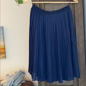 Uniqlo • Pleated Navy Midi Skirt